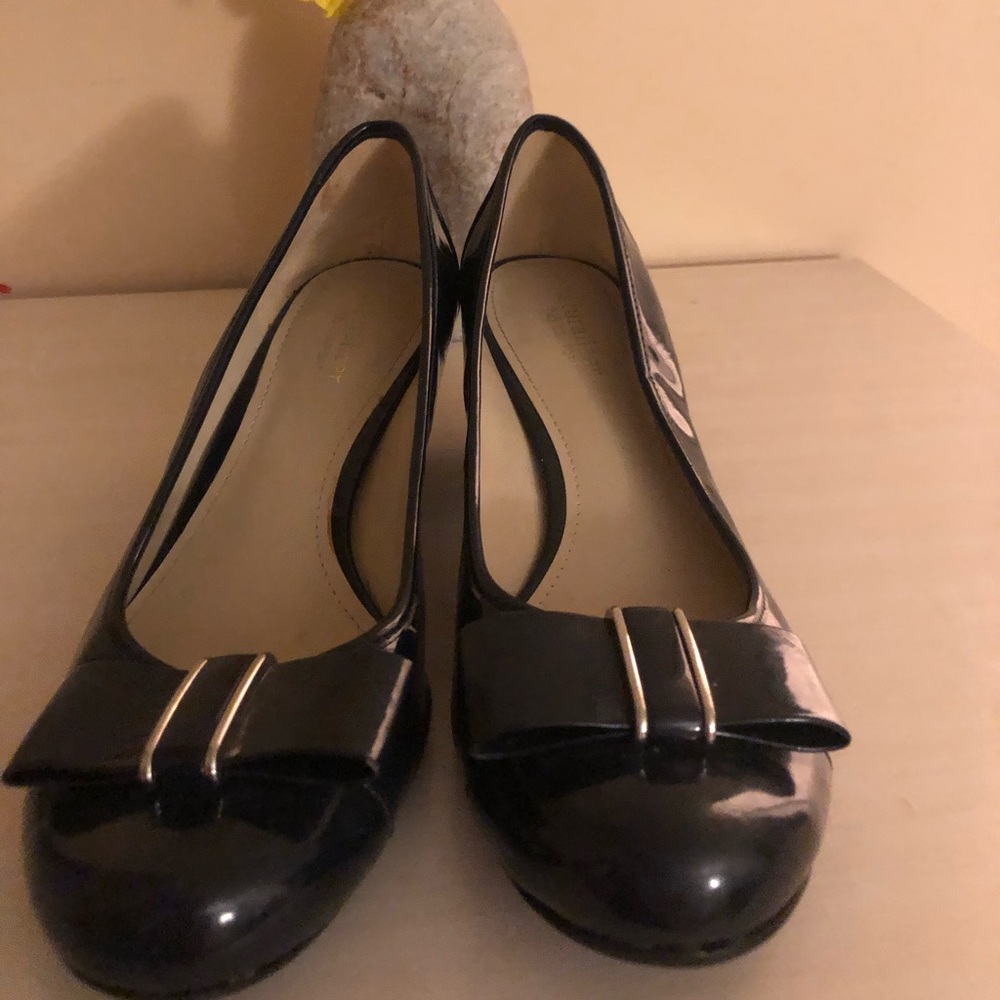 Navy blue bow kitten heels by Naturalizer (size8)